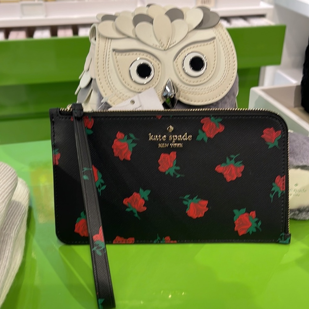 Kate Spade Lucy Medium L-Zip Wristlet
COLOR:
Black Multi
NWT - Picture 7 of 16